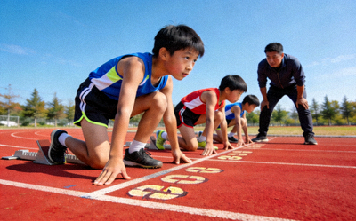 青少年田径训练营 - 年轻运动员在跑道上进行短跑起跑技术训练