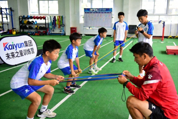 青少年运动员在专业教练指导下进行体能训练 - Kaiyun集团未来之星训练营科学训练场景